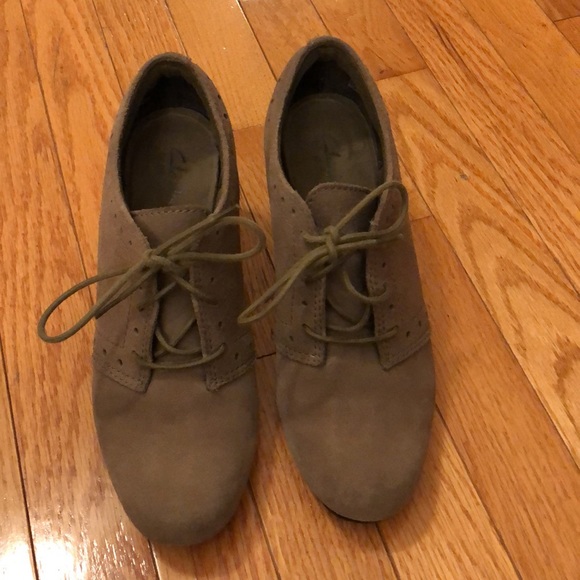 Clarks Suede Mary Janes booties with stitching and modest heel - Picture 2 of 7